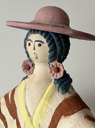 MUJER CON JARRÓN