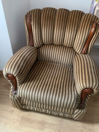 Sofás de tela y madera con carcoma