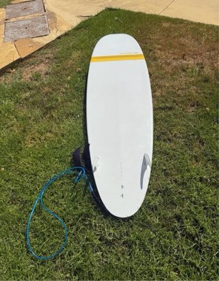 Tabla de surf OLAIAN blanca y amarilla con funda