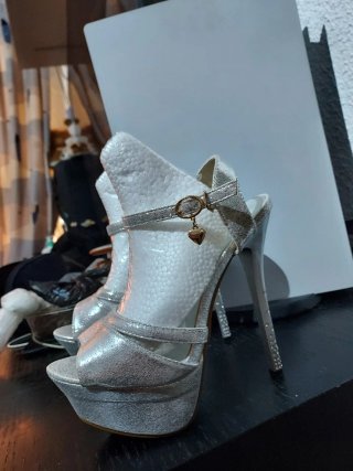 Tacones Plateados con Pedrería Talla 39