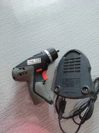 Avvitatore a batteria wurth e caricatore Bosch