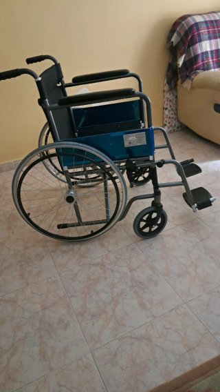 Una silla de ruedas para personas mayores. En muy