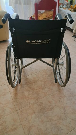 Una silla de ruedas para personas mayores. En muy