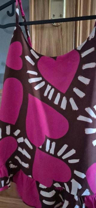 Top de tirantes con estampado de corazones