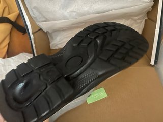 Zapatos de seguridad nuevos