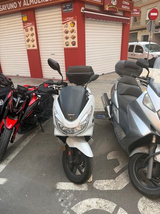 Se vende Honda PCX 125 con motor roto