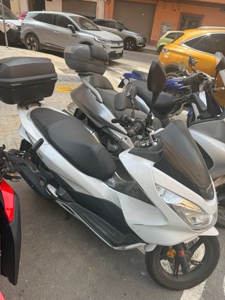 Se vende Honda PCX 125 con motor roto