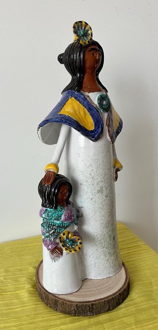 MADRE CON NIÑA Y FLOR