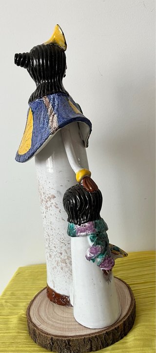 MADRE CON NIÑA Y FLOR