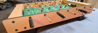 Futbolín de sobremesa. 89 × 50 × 20 cm