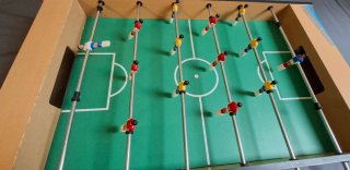 Futbolín de sobremesa. 89 × 50 × 20 cm