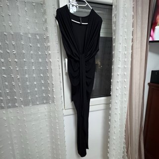 Vestido negro drapeado evento