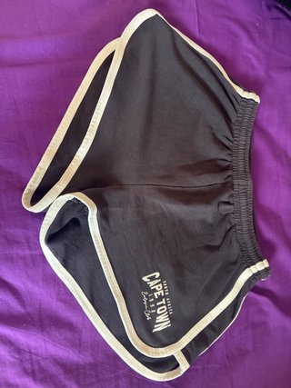 Pantalón corto negro. Material tipo chandal.