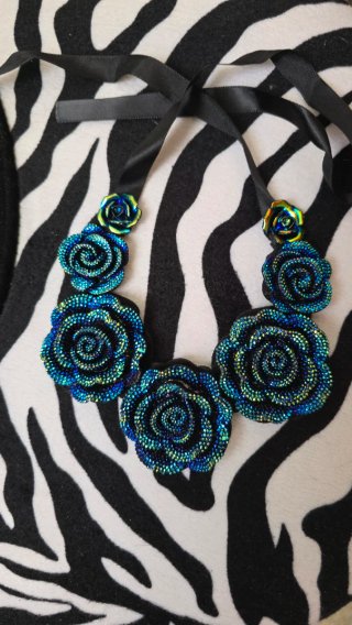 Collar de rosas azules y negras