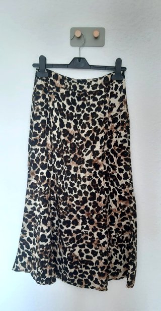 Falda de corte midi. Nueva sin estrenar. Estampado