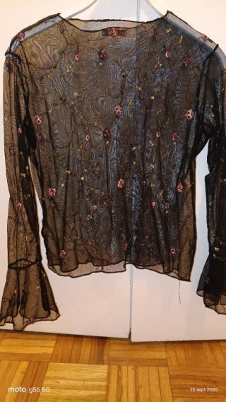 Blusa transparente bordada Talla M