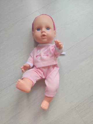 Muñeca bebé rosa con estampado de gatito