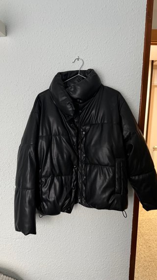 Abrigo polipiel negro acolchado