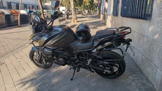 QJMotor 900 SRT Gris y Dorada