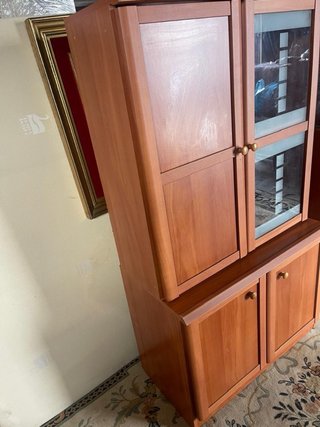 Vitrina de Madera con Puertas de Cristal