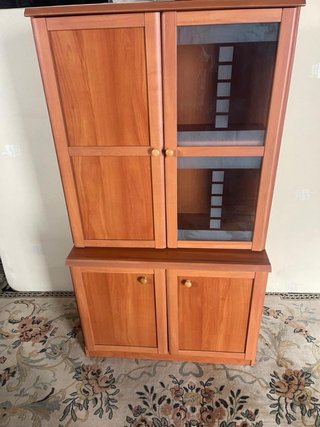 Vitrina de Madera con Puertas de Cristal