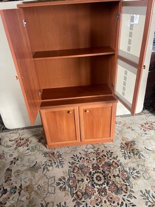 Vitrina de Madera con Puertas de Cristal
