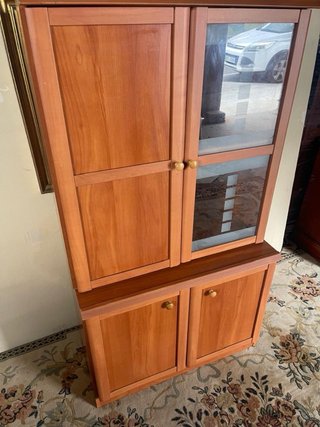 Vitrina de Madera con Puertas de Cristal