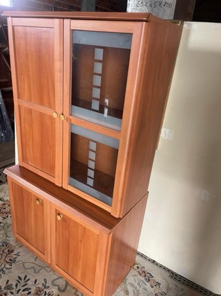 Vitrina de Madera con Puertas de Cristal
