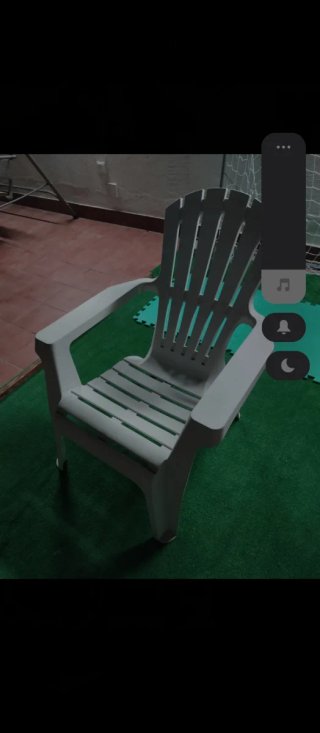 2 Sillones de terraza blancos de plástico.