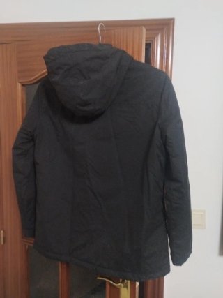 Chaquetón Negro con Capucha