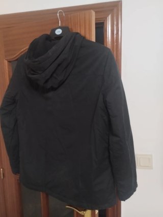 Chaquetón Negro con Capucha