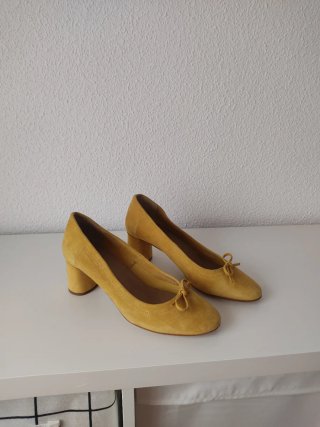 Zapatos de ante Gloria Ortiz color mostaza