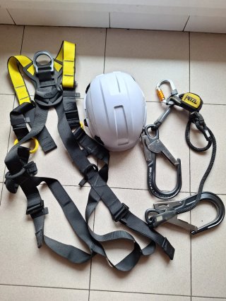Arnés Petzl y casco blanco