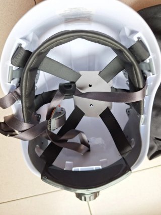 Arnés Petzl y casco blanco