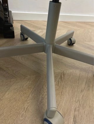 Silla de escritorio beige como nueva
