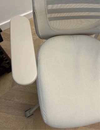 Silla de escritorio beige como nueva