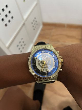 Reloj Versace Dorado. (precio negociable)