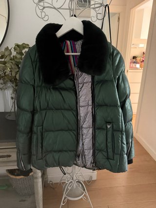 Chubasquero verde con cuello de pelo