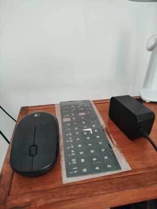Portátil con funda y ratón