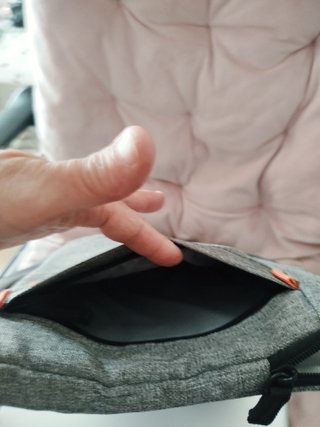 Portátil con funda y ratón