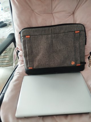 Portátil con funda y ratón