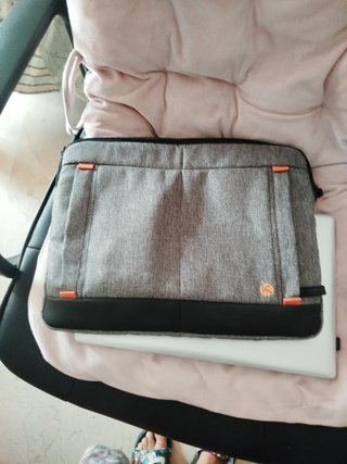 Portátil con funda y ratón