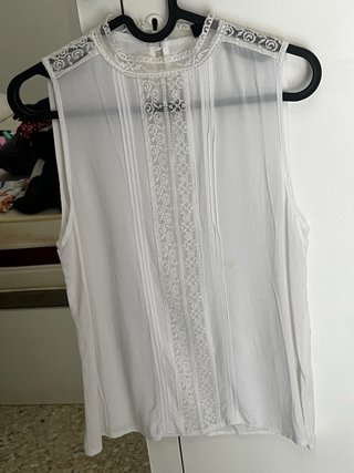 Blusa blanca sin mangas con encaje