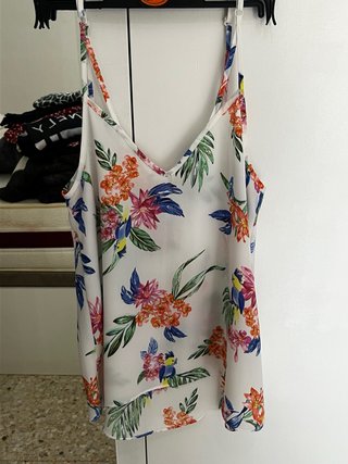 Blusa floral con tirantes