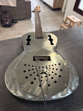 Guitarra de hierro Hecha a Mano