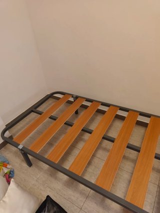 Somier con patas metálicas y láminas de madera