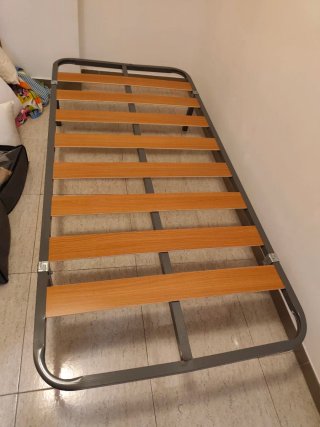 Somier con patas metálicas y láminas de madera