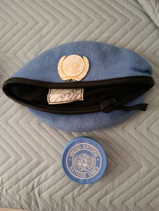 Boina ONU azul con insignia