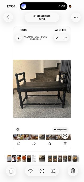 Banqueta tapizada antigua de cuero y madera