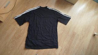 Camiseta Adidas Negra con Rayas Blancas